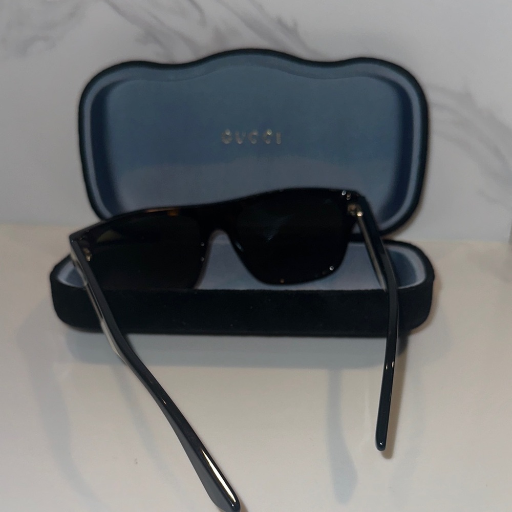 Gucci Dark Sunglasses with Elegant Case - Picture 5 of 8